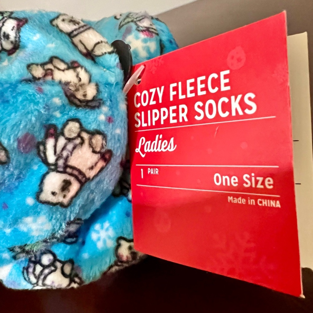 Women’s cozy fleece slippers. OS. Guesstimate is size 6-7. NWT - Picture 5 of 5